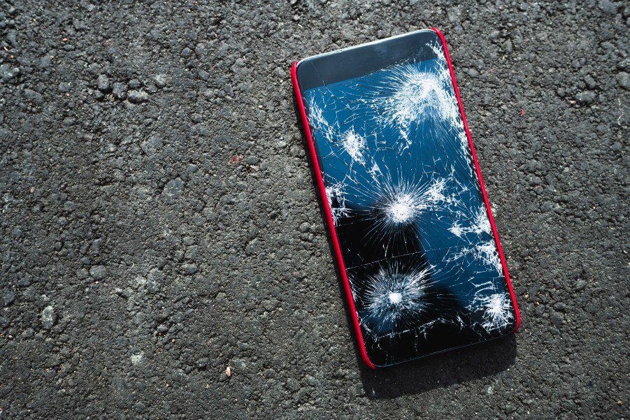 uszkodzony ekran smartfona